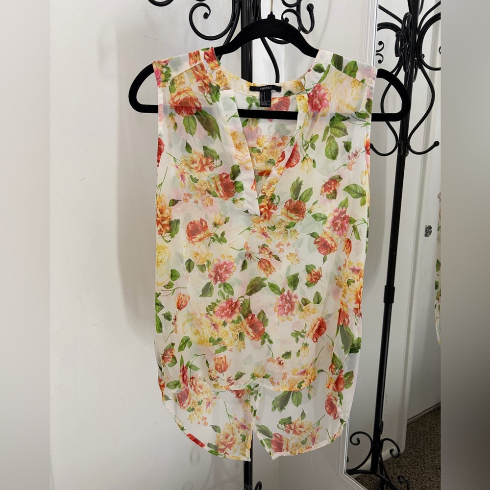 Forever 21 White Floral V-Neck Sleeveless Camisole